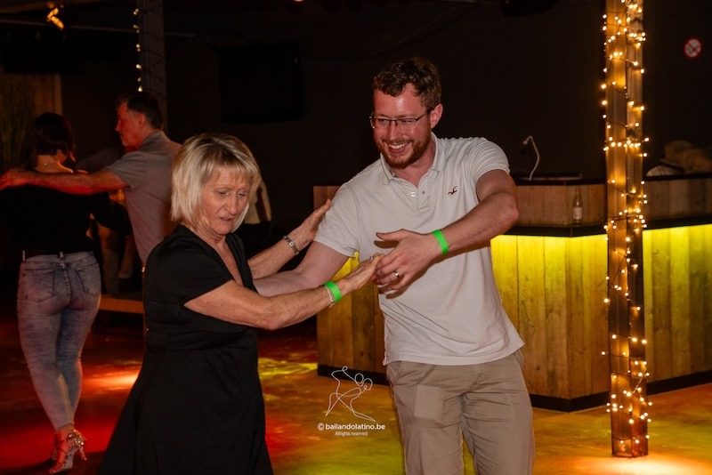 Koppel danst Salsa op een Salsa party.