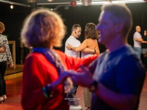 Verschillende koppels volgen dansles bij Bailando Latino.